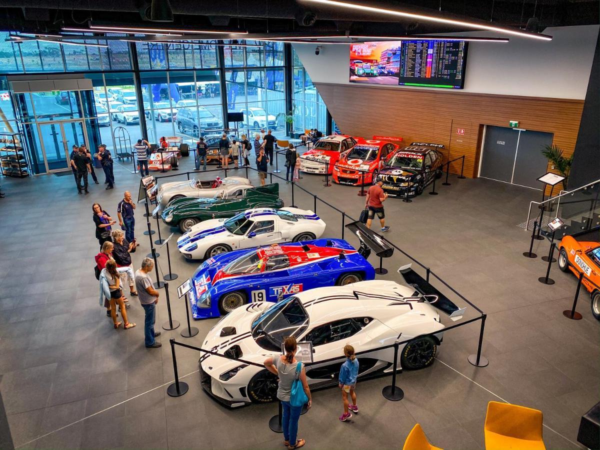 Rydges Pit Lane Hotel Тейлъм Бенд Екстериор снимка