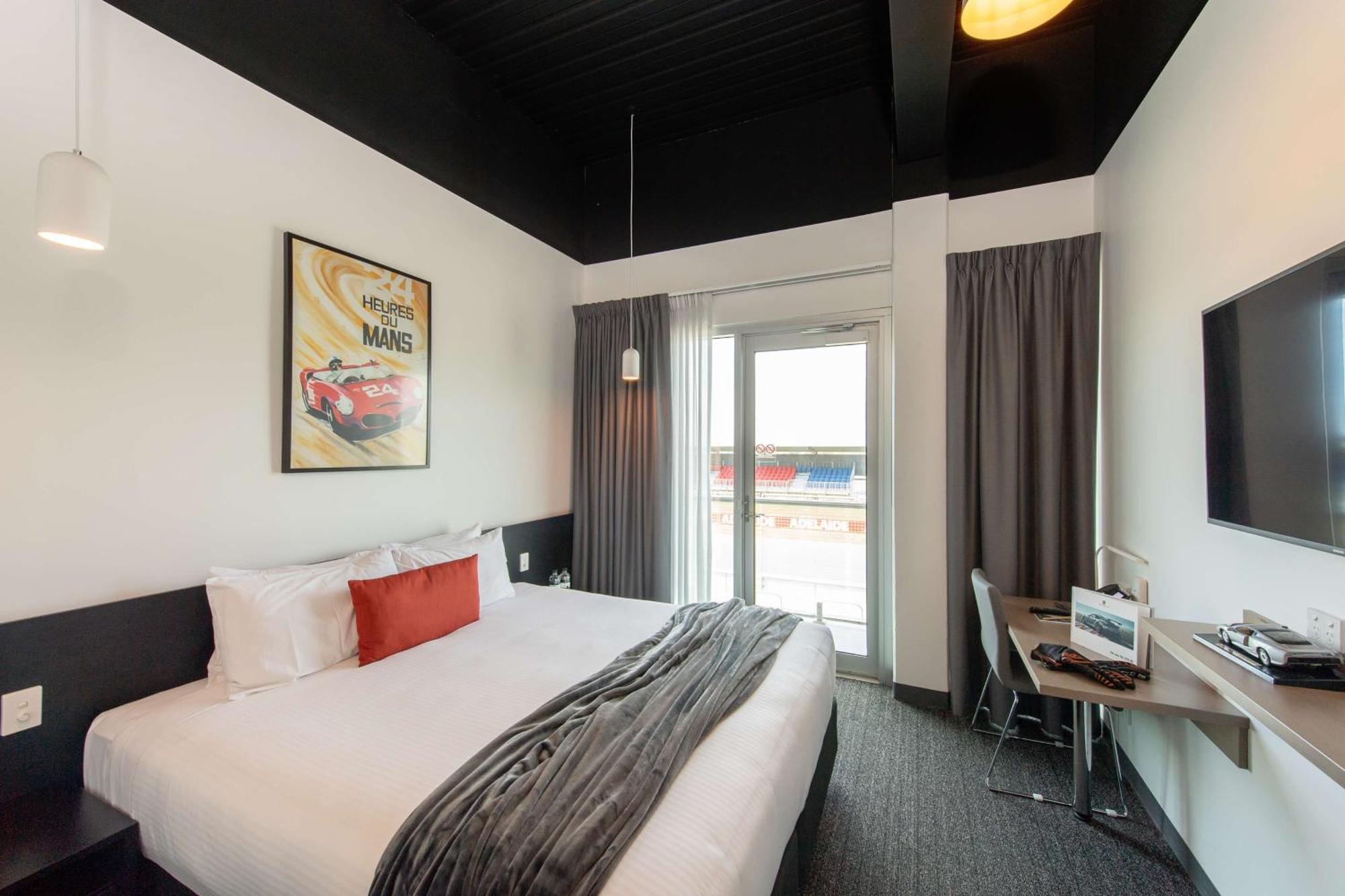 Rydges Pit Lane Hotel Тейлъм Бенд Екстериор снимка