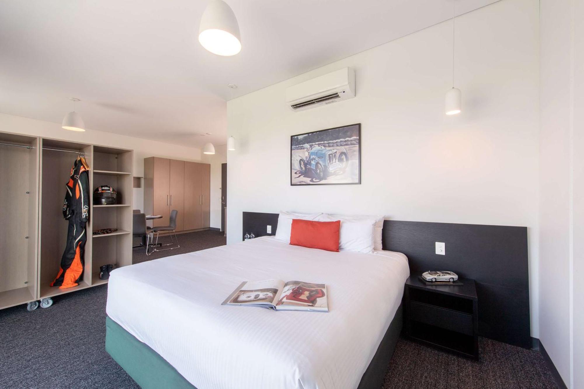 Rydges Pit Lane Hotel Тейлъм Бенд Екстериор снимка