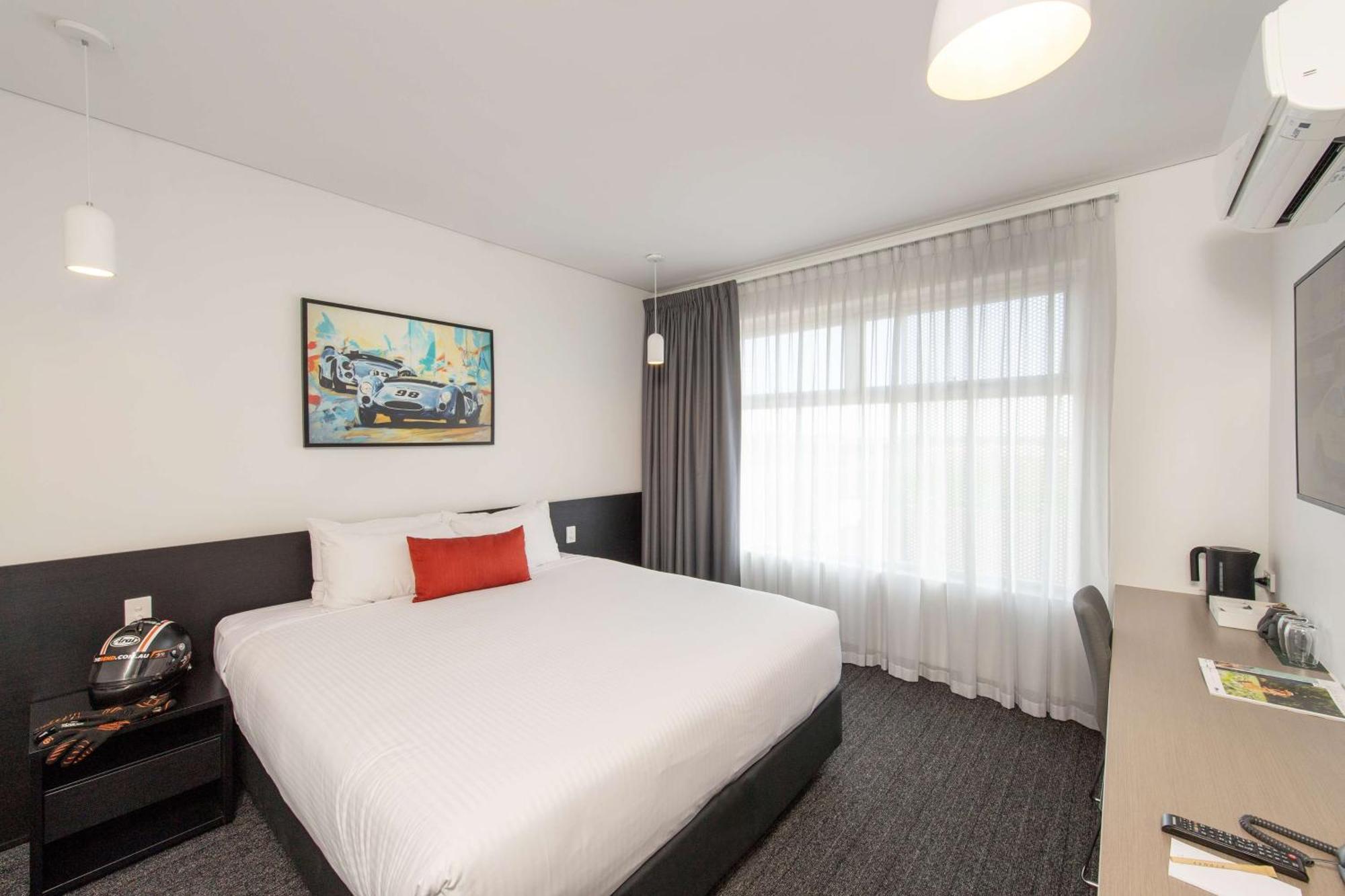 Rydges Pit Lane Hotel Тейлъм Бенд Екстериор снимка
