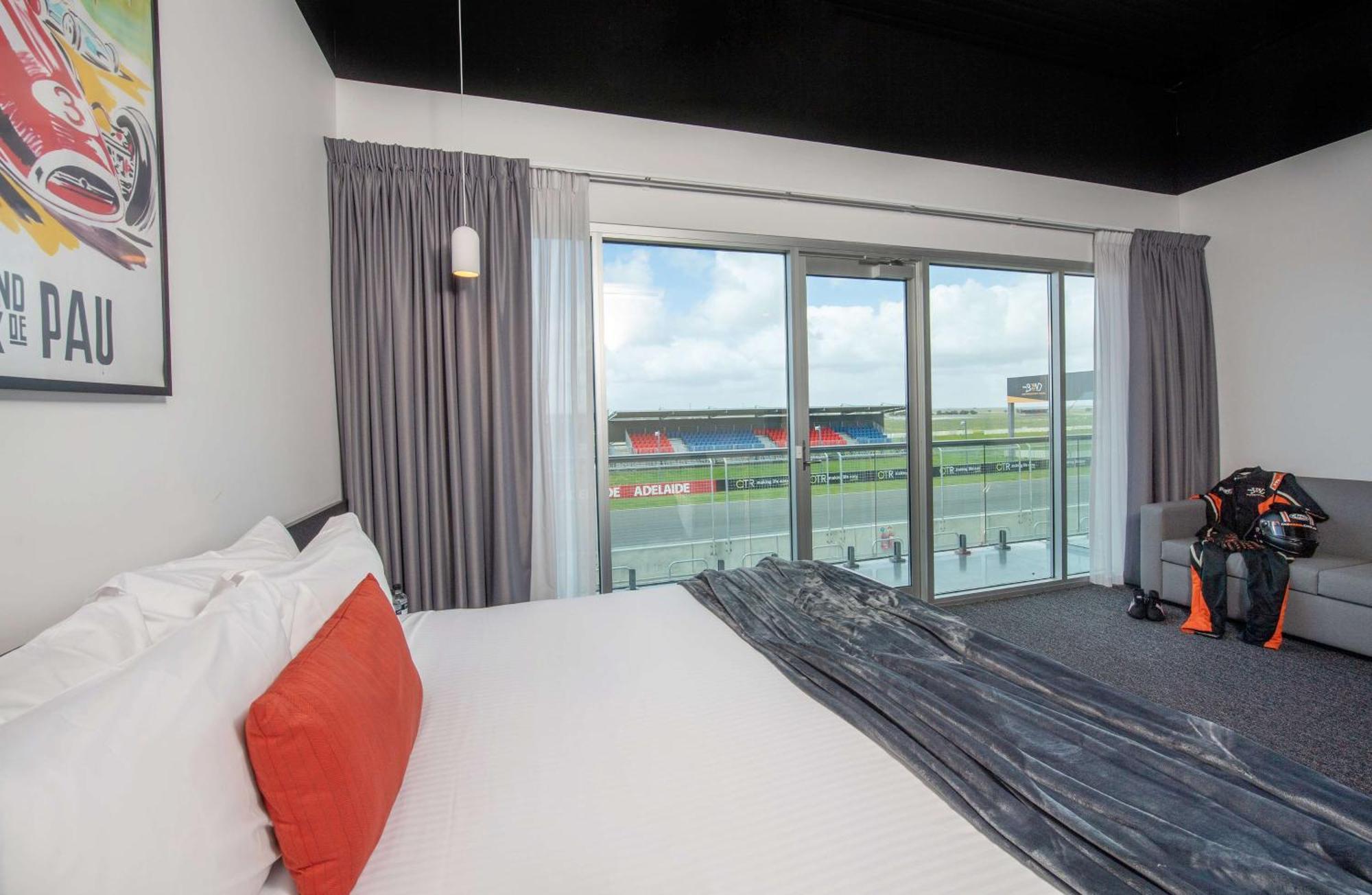 Rydges Pit Lane Hotel Тейлъм Бенд Екстериор снимка