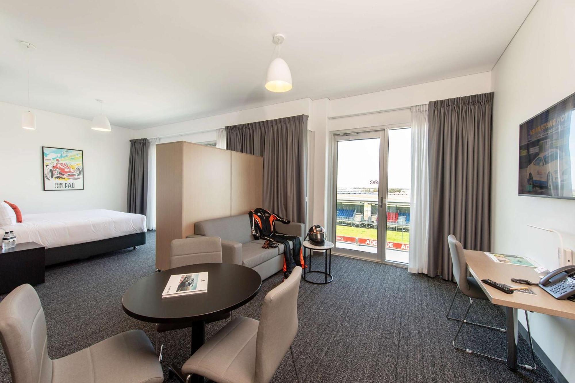Rydges Pit Lane Hotel Тейлъм Бенд Екстериор снимка