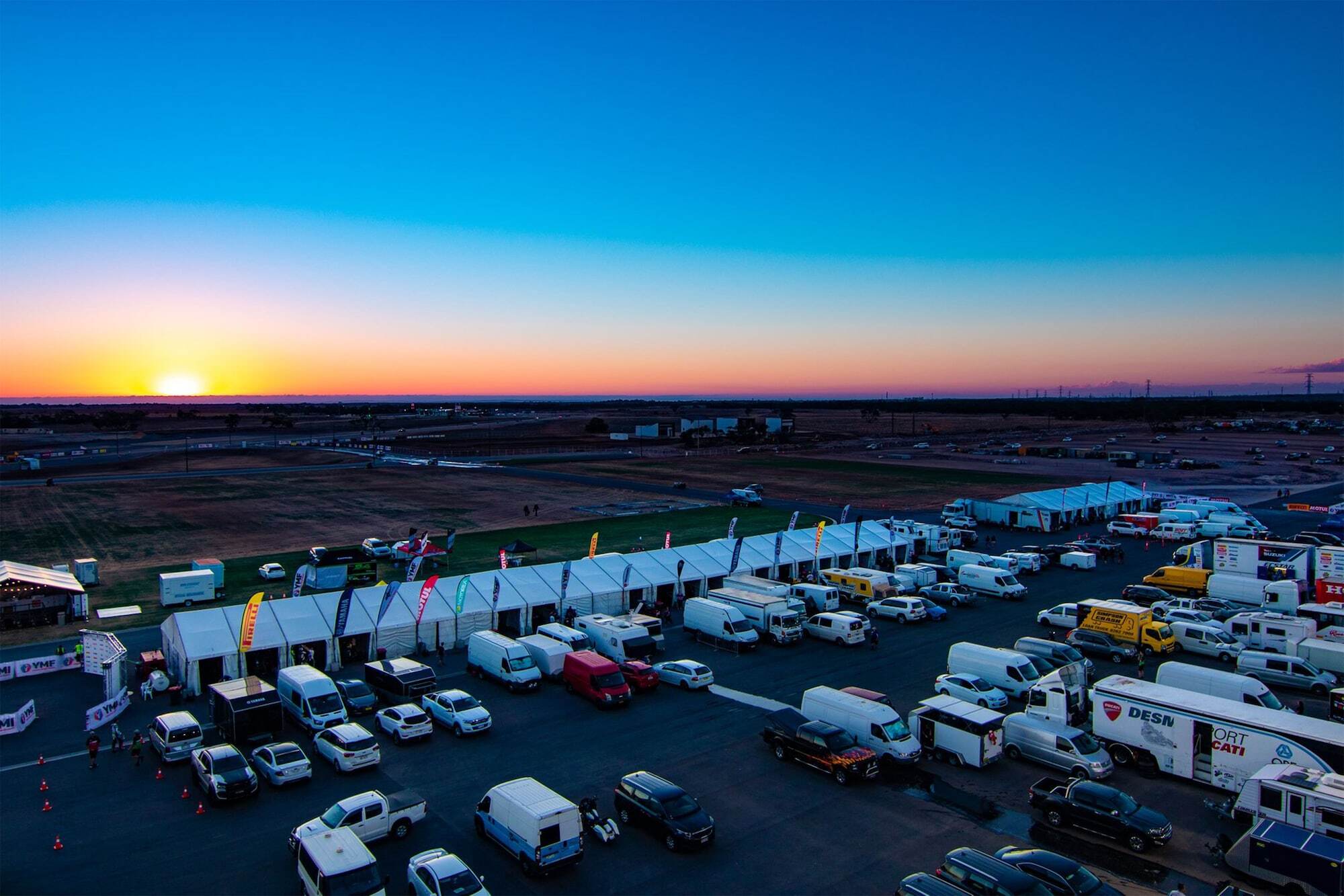 Rydges Pit Lane Hotel Тейлъм Бенд Екстериор снимка